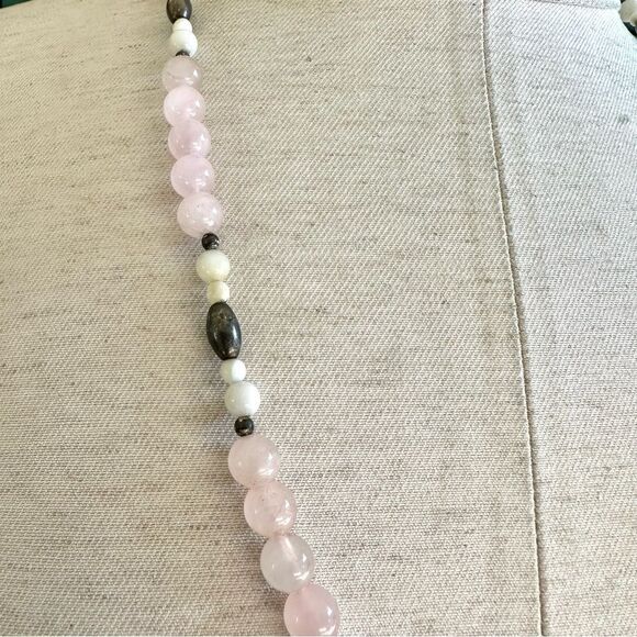 Rose Quartz, snow Quartz and mother of Pearl long necklace - Picture 5 of 10